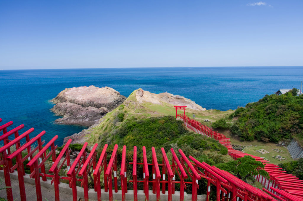 年間観光客数100万人超え 長門市にある絶景 元乃隅神社 とは 山口県の情報サイト We Love山口